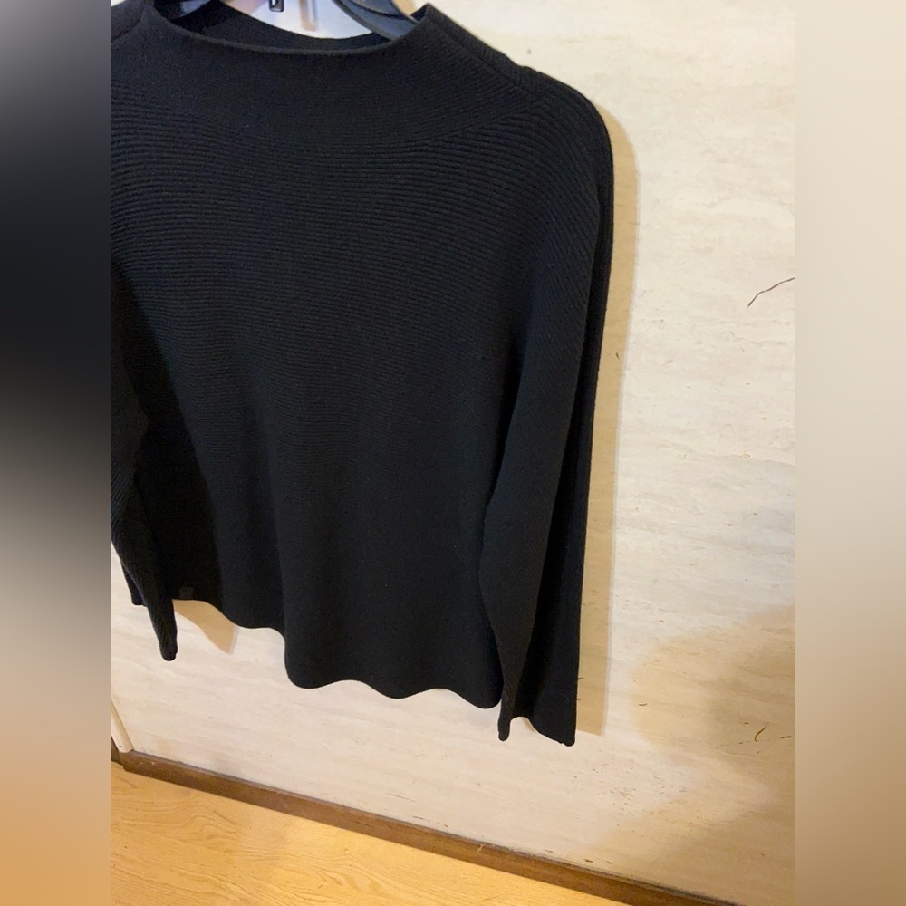 Lululemon Waffle-Knit
Crewneck Long-Sleeve Shirt
Black / Black - Picture 6 of 10